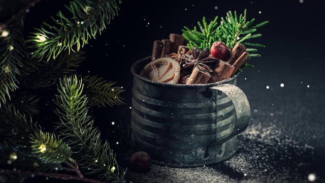 Weihnachtliche Tasse mit Zimtstangen, Sternanis und Tannenzweigen – Weihnachtsvideo für Unternehmen